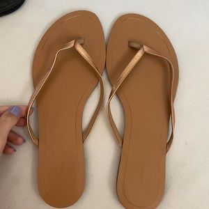 flat flip flops, rose gold
